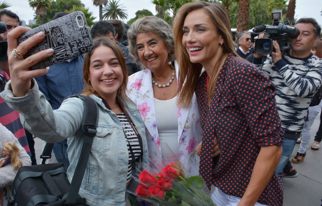 Imagen principal: Alcaldesa Virginia Reginato y Carolina de Moras saludaron a viñamarinos y turistas en el Día del amor