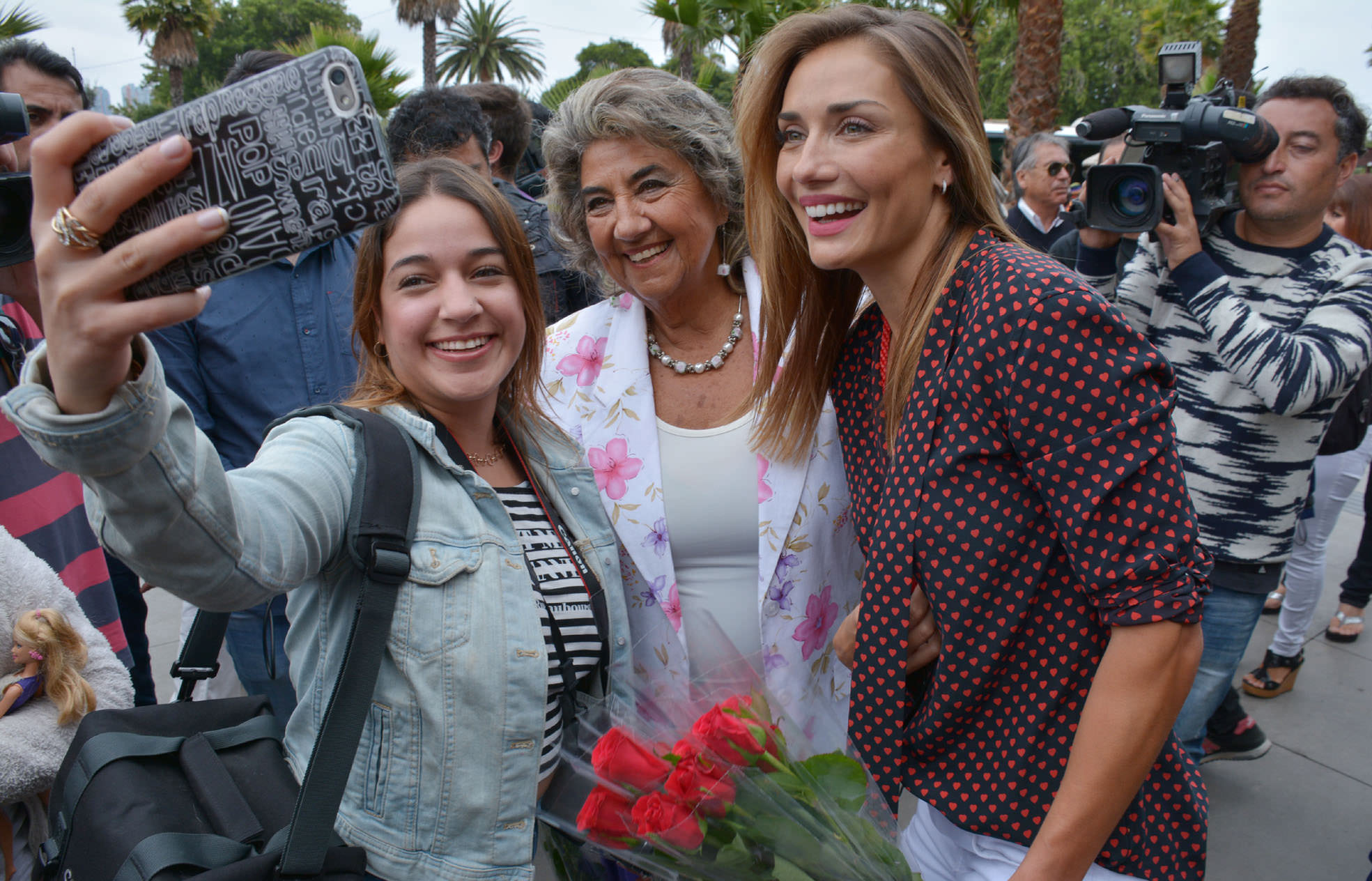 Alcaldesa Virginia Reginato y Carolina de Moras saludaron a viñamarinos y turistas en el Día del amor