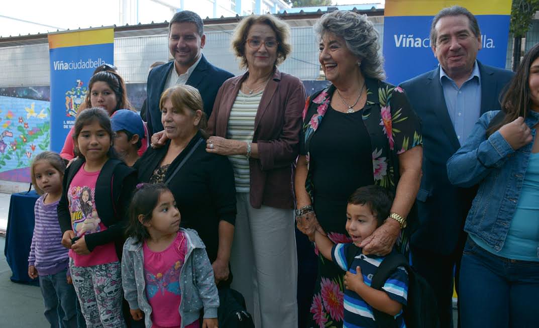 MUNICIPIO ENTREGA SET DE ÚTILES A ESTUDIANTES EN VIÑA DEL MAR