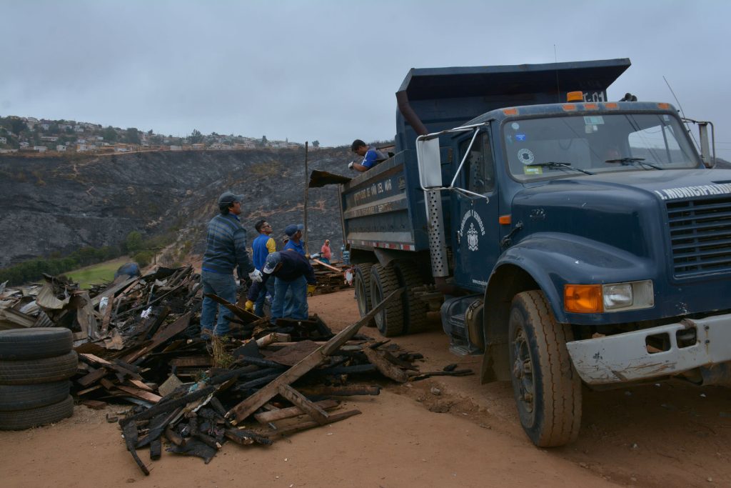 Imagen principal: Más de 15 camionadas de escombros retiró municipio de Viña del Mar desde sectores afectados por incendio