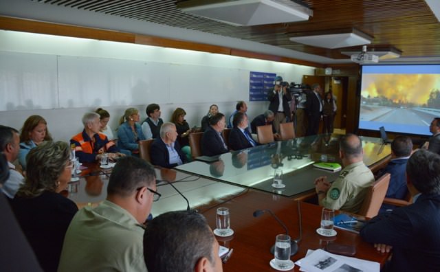 Alcaldesa Virginia Reginato destacó trabajo coordinado con organismos de emergencia en incendio de Ruta Las Palmas