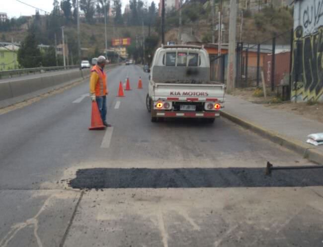 Municipio de Viña del Mar reparó levantamiento en la calzada de camino troncal en Limonares