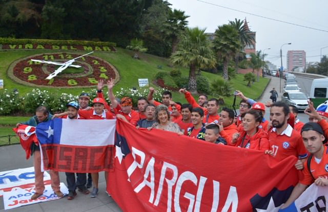 Hinchas que viajan a Buenos Aires para apoyar a La Roja fueron  despedidos por alcaldesa Virginia Reginato