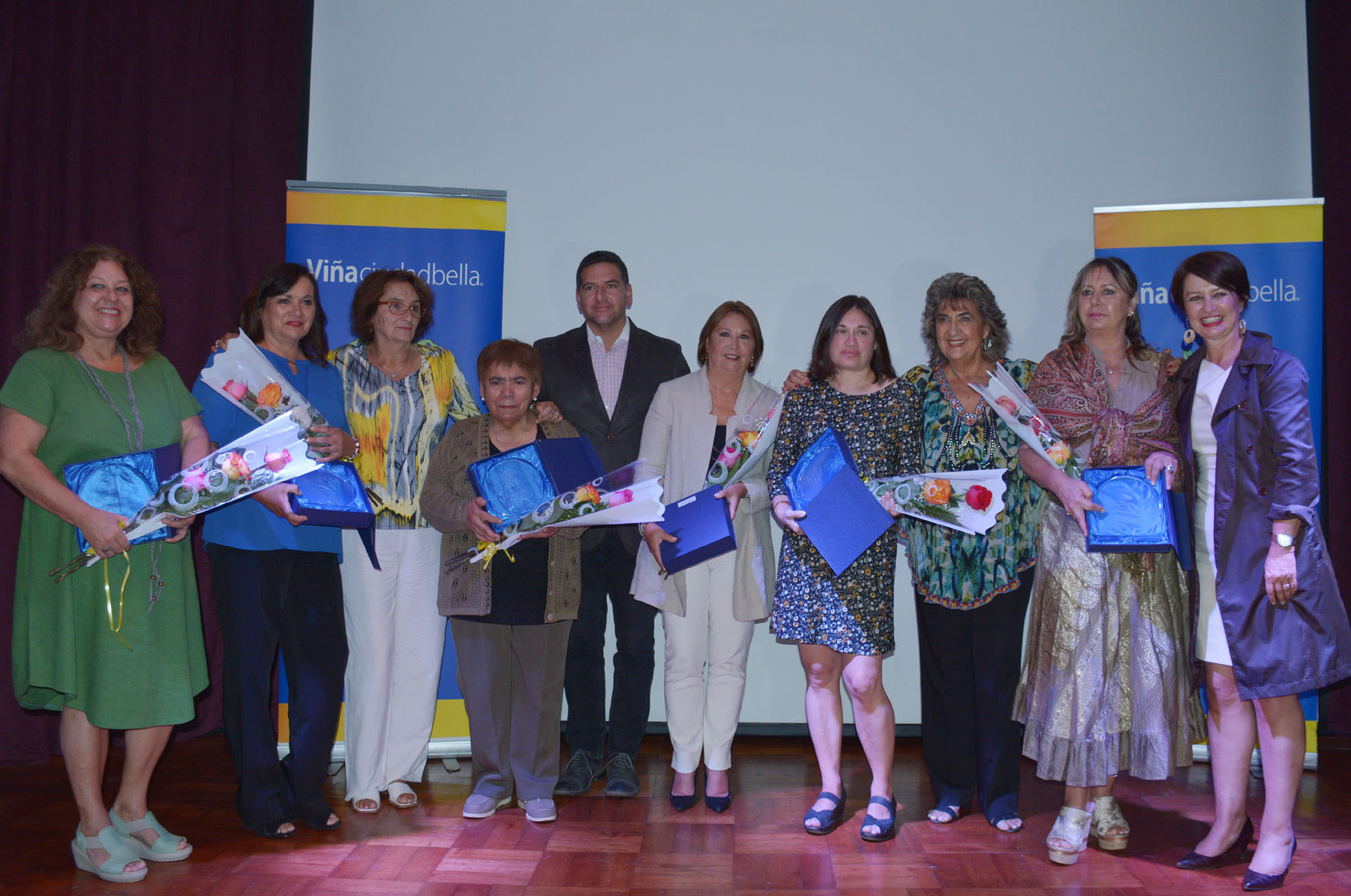 Vecina viñamarina fue beneficiada con beca del Instituto John Kennedy