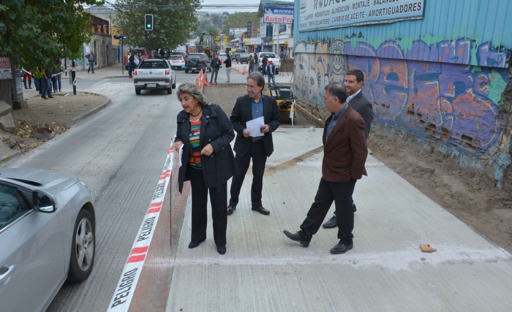 Imagen principal: Municipalidad de Viña del Mar repara paños dañados 5 Oriente para brindar seguridad a conductores