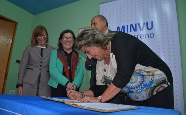 Ministras, intendente  y alcaldesa Virginia Reginato firman protocolo de urbanización para asentamiento Manuel Bustos