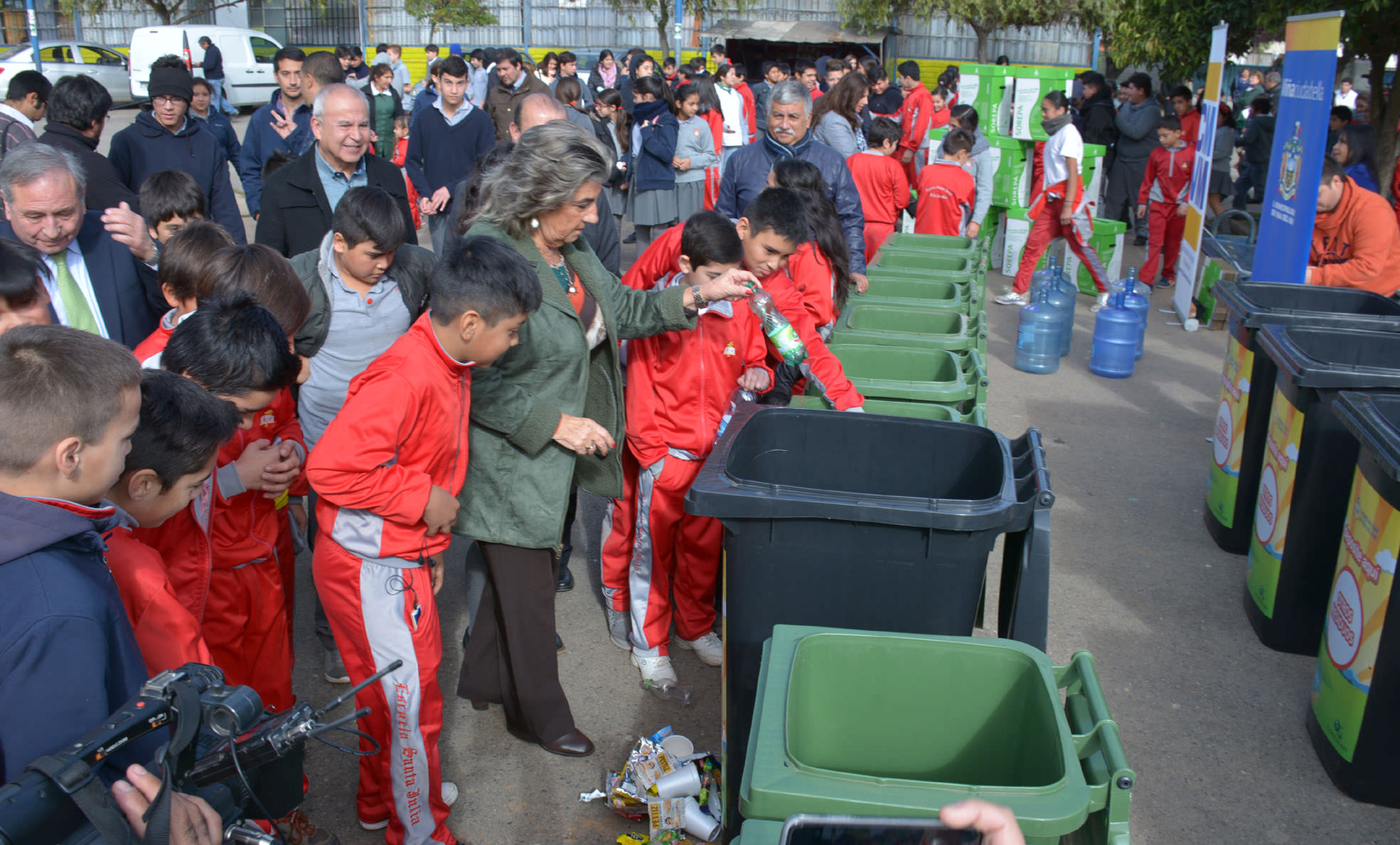 Planteles municipales de Viña del Mar recibieron contenedores para fomentar el reciclaje