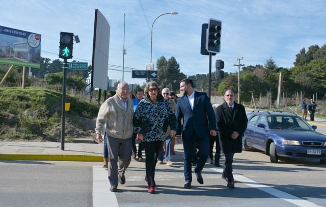 Municipio de Viña del Mar instala semáforo en cruce de Reñaca para mejorar seguridad peatonal y vehicular