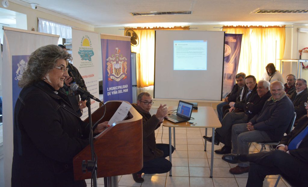 Imagen principal: Autoridades de salud y alcaldesa Virginia Reginato informaron a vecinos avance del proyecto de SAR de Miraflor