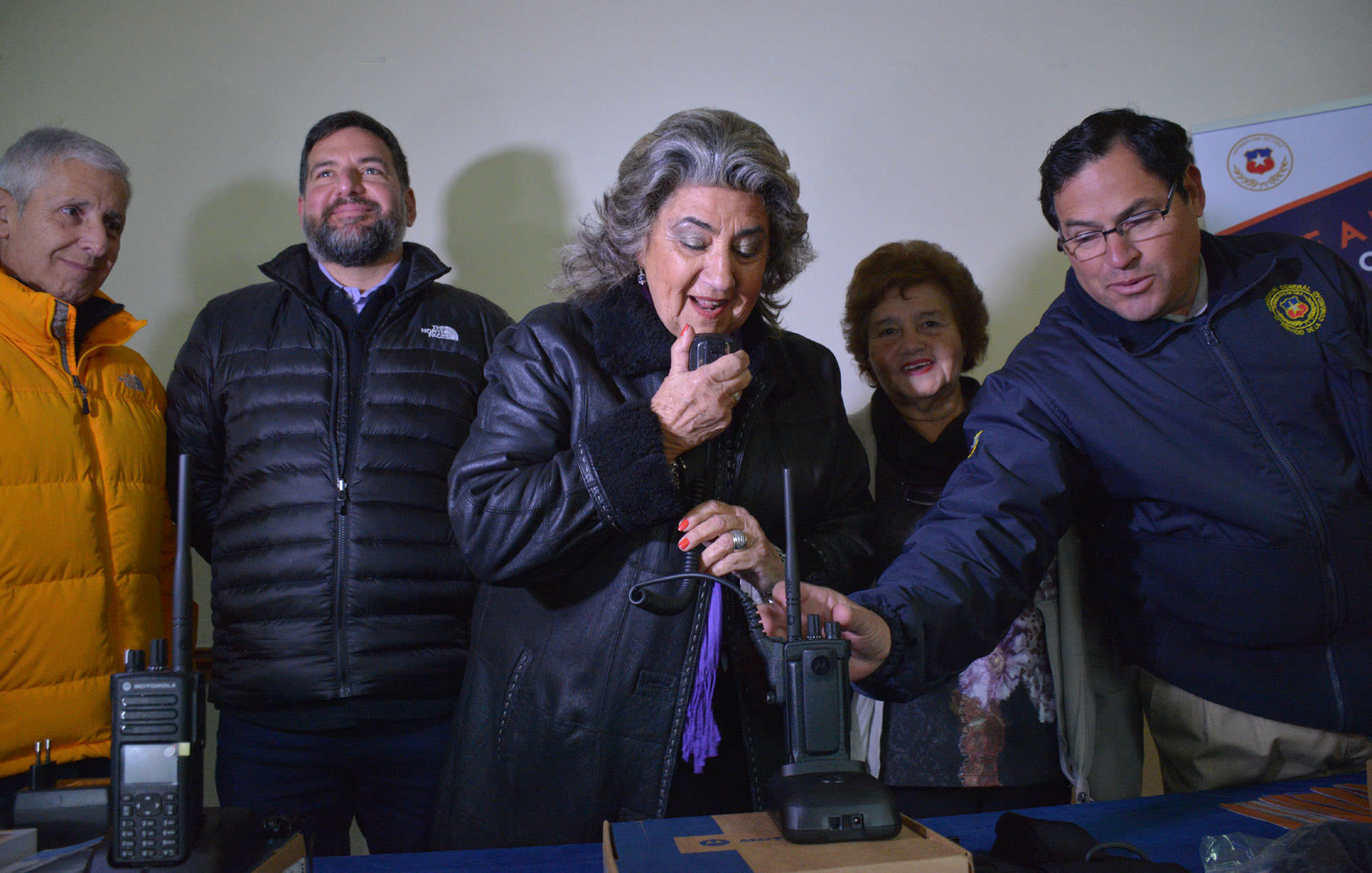 Equipos radiales de alto alcance para enfrentar emergencias entregó alcaldesa Virginia Reginato a unidades vecinales