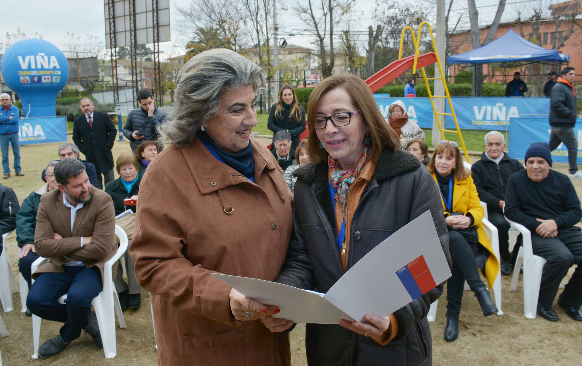 Concesión de uso gratuito de terreno donde se construirá cancha en Gómez Carreño recibió alcaldesa Virginia Reginato