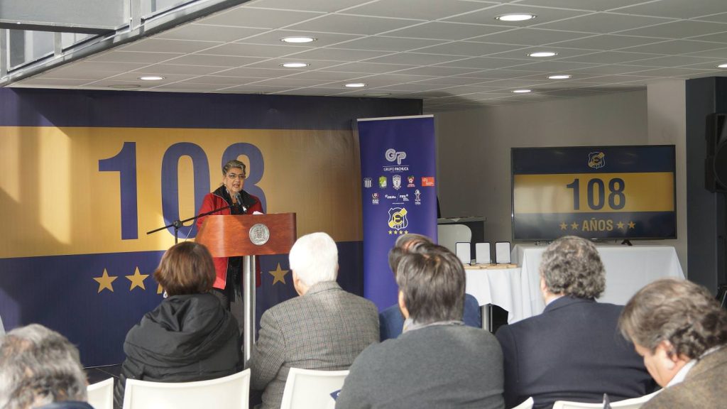 Imagen principal: En los 108 años de  Everton, alcaldesa Virginia Reginato destacó alianza con institución  “Oro y Cielo”