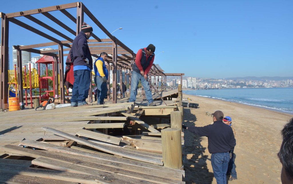 Imagen principal: Municipio de Viña del Mar  constató daños de infraestructura del borde costero afectada por sistema frontal