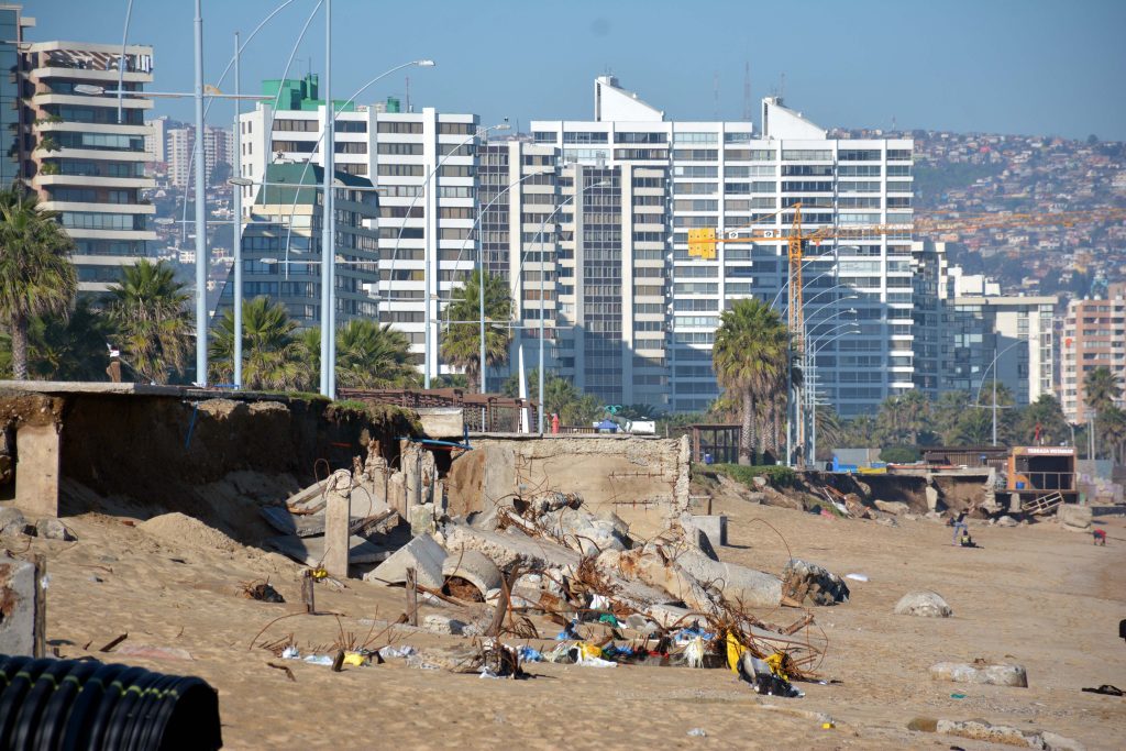 Imagen principal: Alcaldesa Virginia Reginato solicitó recursos al MOP para reparar socavones