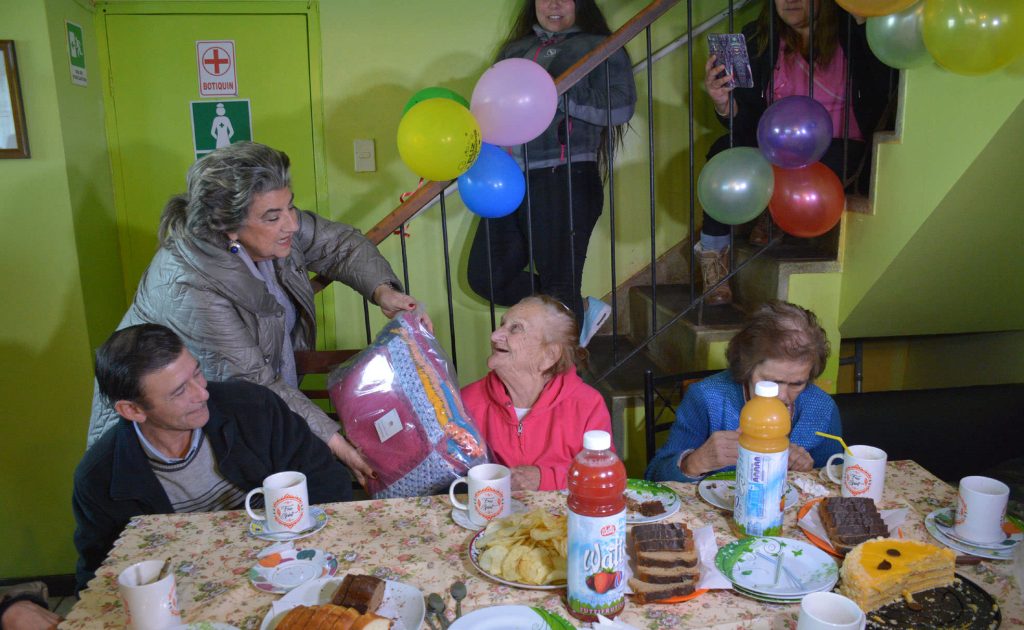 Imagen principal: Municipio  de Viña del Mar entrega prendas de abrigo para adultos mayores, gracias a  campaña “Tejiendo con amor”