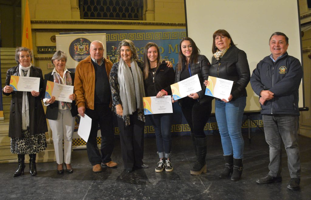 Imagen principal: Vecinos de Viña del Mar recibieron certificación de parte de alcaldesa Virginia Reginato, sobre  cursos  de Seguridad Ciudadana