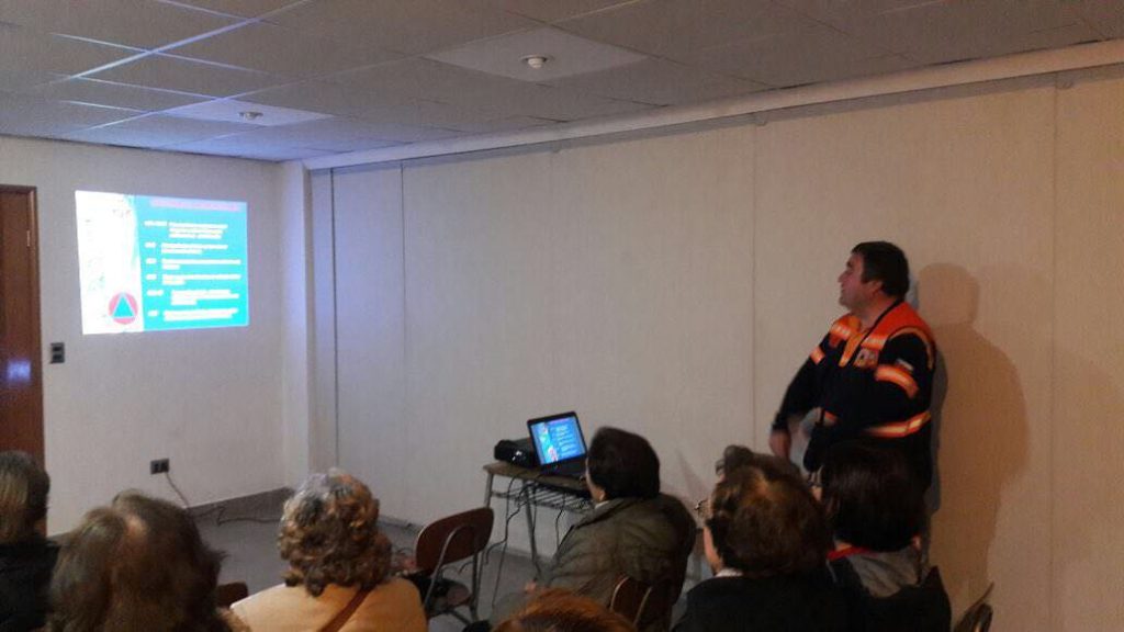 Imagen principal: Municipio de Viña del Mar realiza  charlas en prevención de riesgos ante emergencias, a vecinos​