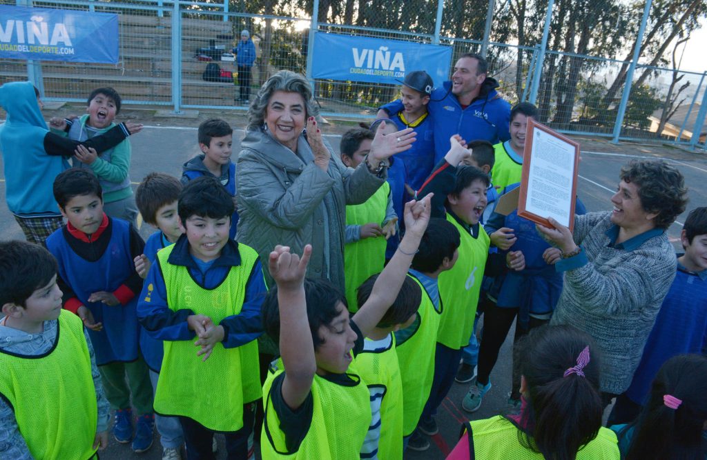 Imagen principal: CD René Schneider recibió  comodato de manos de alcaldesa Virginia Reginato para a uso de multicancha