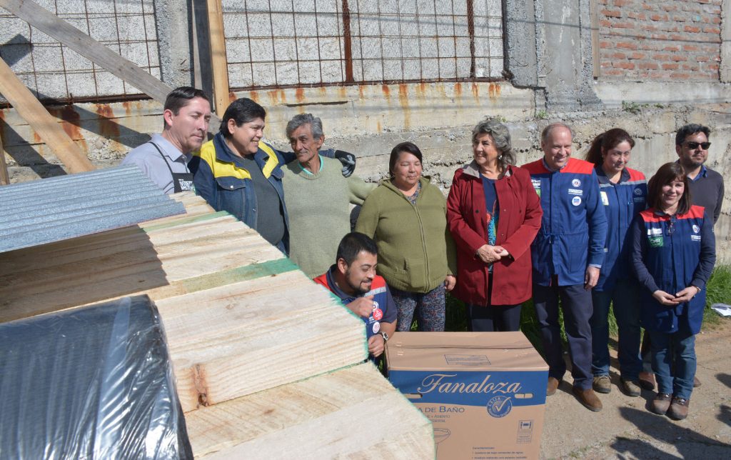 Imagen principal: Ayuda para reconstrucción recibieron familias viñamarinas gracias a gestiones de alcaldesa Virginia Reginato con  empresa privada