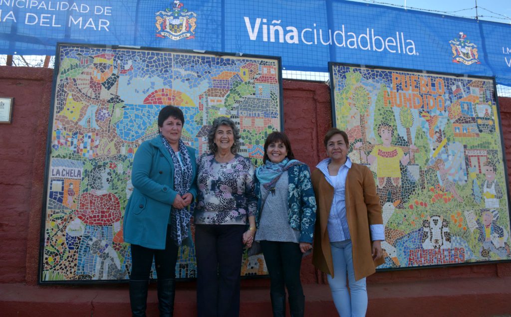 Imagen principal: Mural de mosaicos en  escuela La Parva fue descubierto por alcaldesa Virginia Reginato