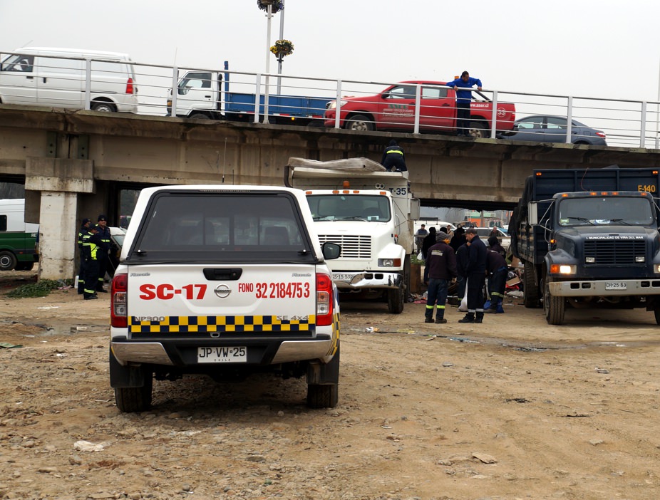 Municipio de Viña del Mar realizó operativo de limpieza y despeje bajo  Puente Mercado