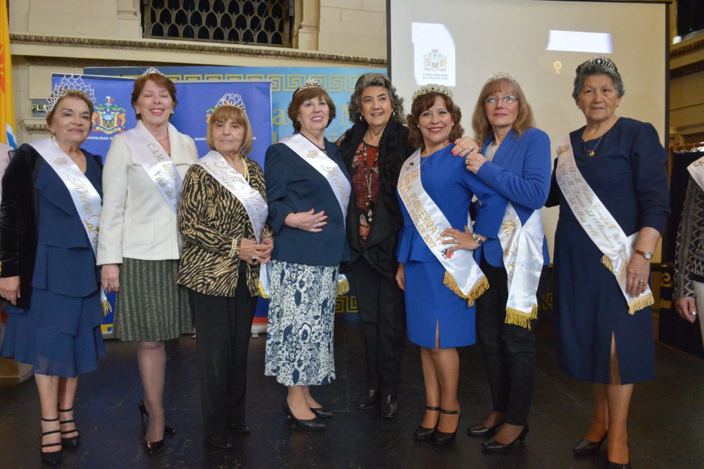 Imagen principal: Las 17 aspirantes al reinado del Adulto Mayor fueron presentadas por alcaldesa Virgini Reginato