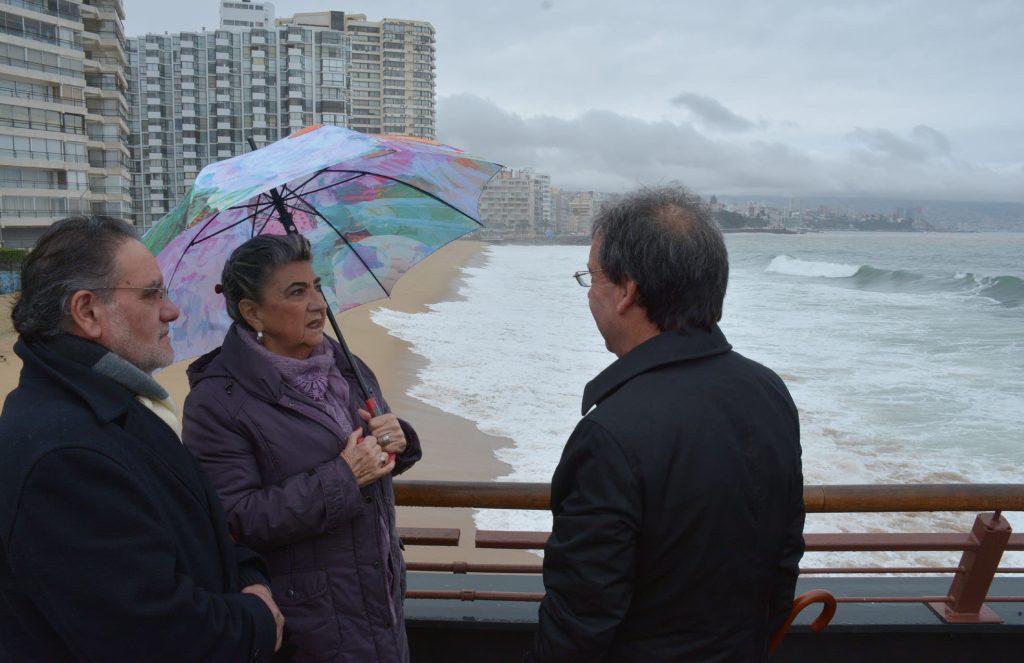 Imagen principal: Municipio de Viña del Mar mantiene monitoreo del borde costero ante fenómeno de marejadas