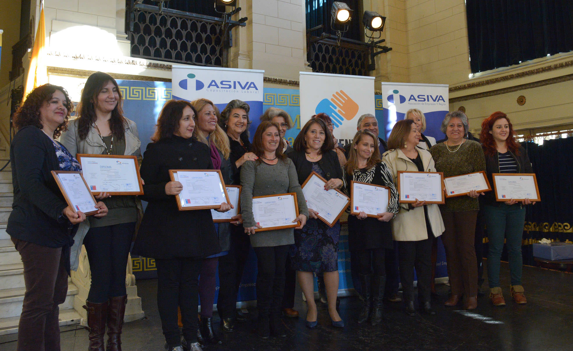 Viñamarinas reciben certificaciones de curso para hacer crecer su negocio de parte de alcaldesa Virginia Reginato