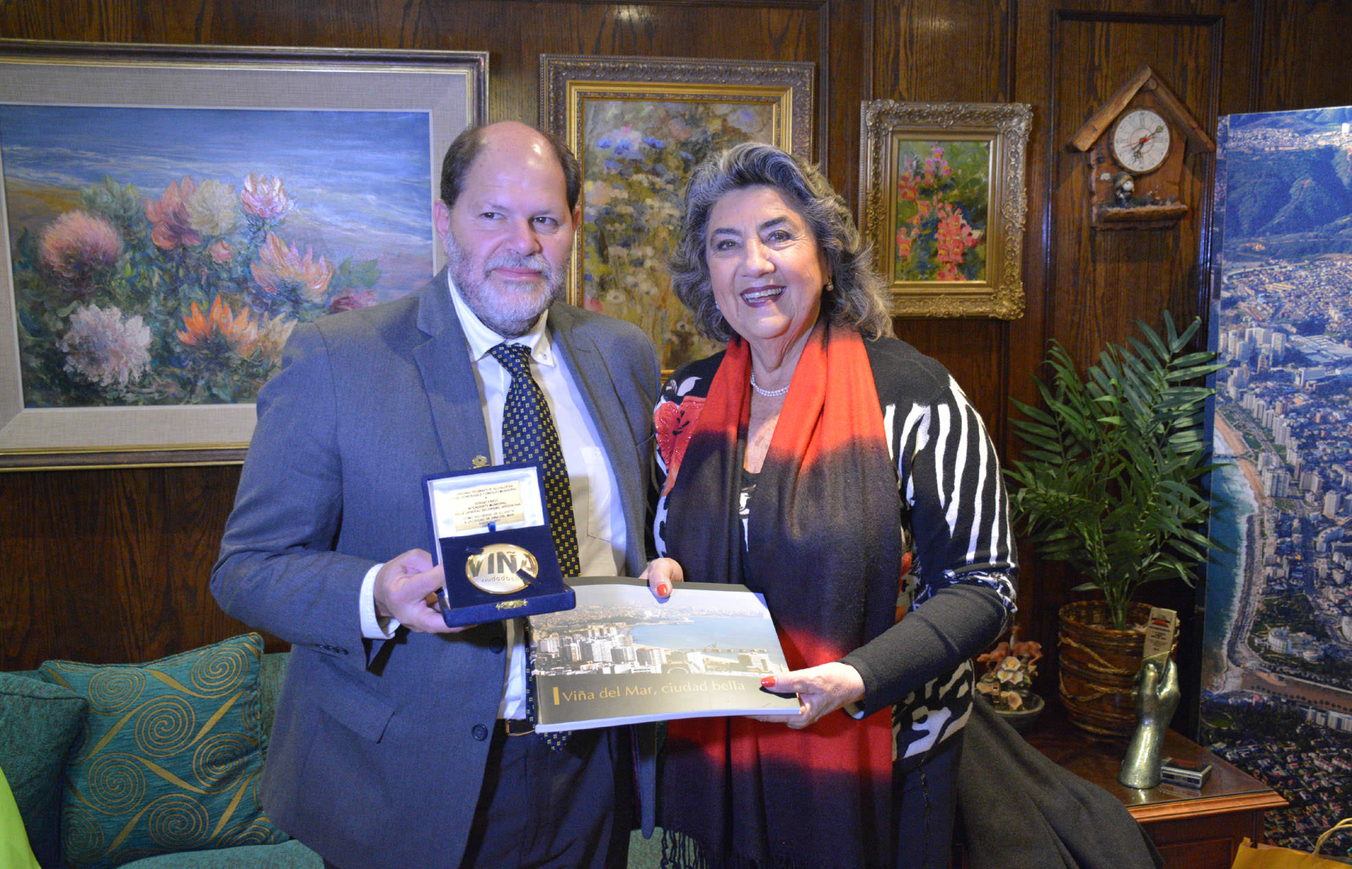 Entregan reconocimiento a alcaldesa Virginia Reginato por su labor como jefa comunal