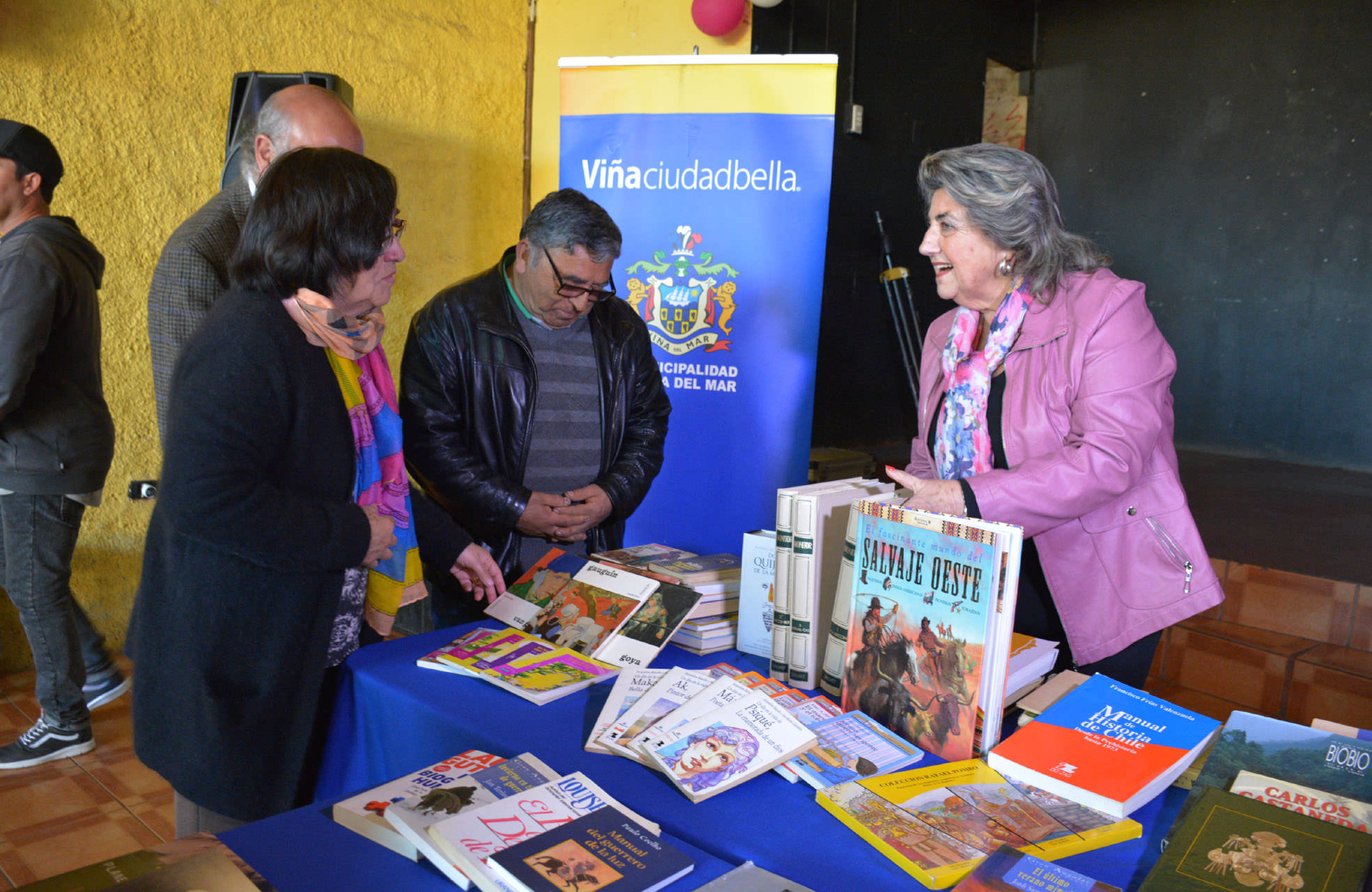 Vecinos de Miraflores implementan biblioteca comunitaria gracias a campaña de donación de libros de la Municipalidad de Viña del Mar