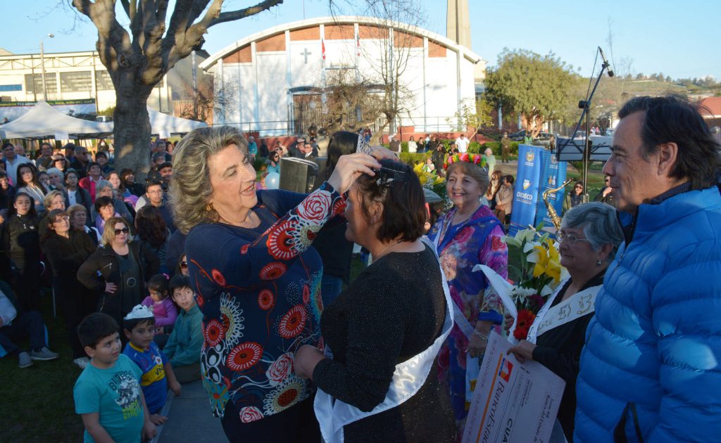Imagen principal: Santa Inés finalizó  celebración de nuevo aniversario con  coronación de reina, por parte de alcaldesa Virginia Reginato