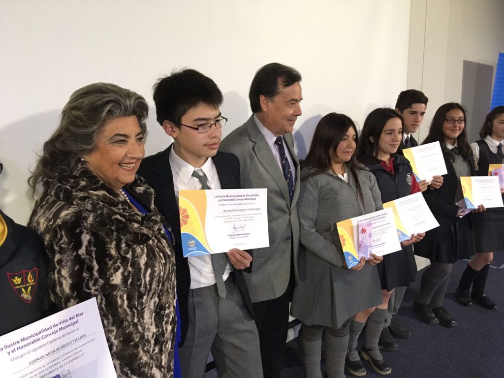 Imagen principal: 145 estudiantes viñamarinos recibieron beca Presidente de la República  de parte de alcaldesa Virginia Reginato