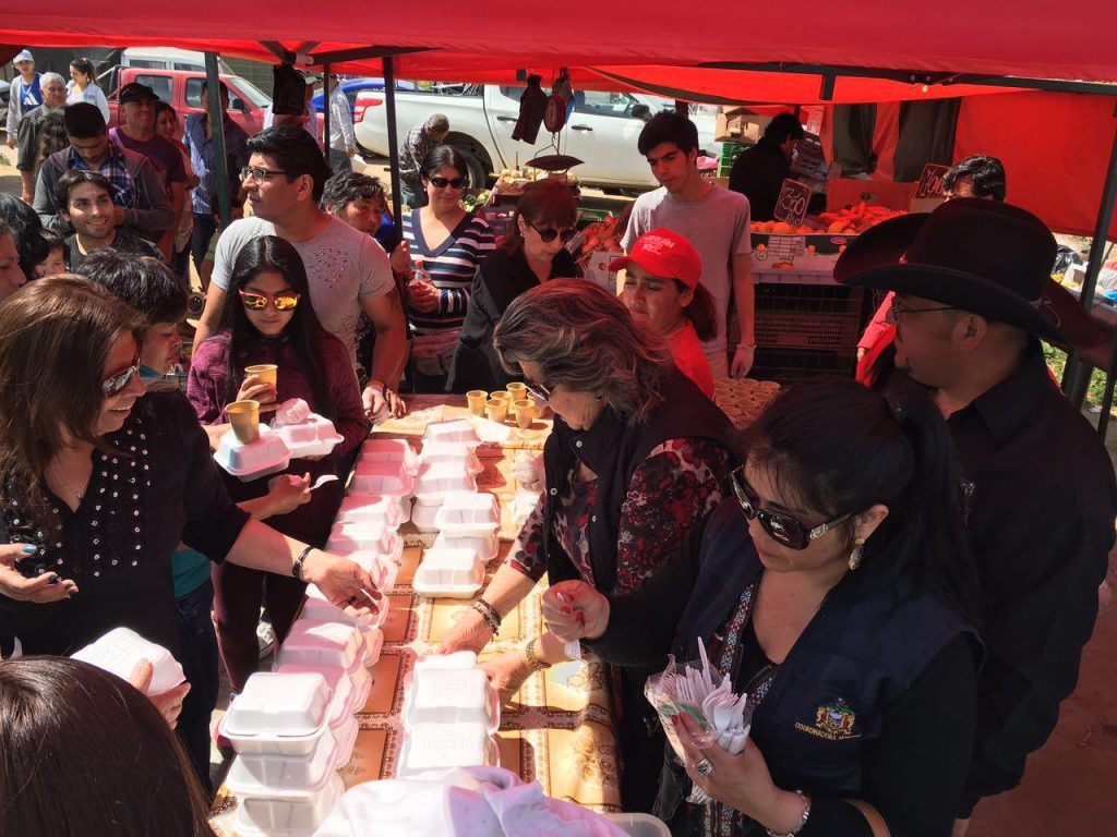 Imagen principal: Para celebrar mejora de Feria Las Torres, alcaldesa Virginia Reginato acompañó a locatarios  en charquicanada
