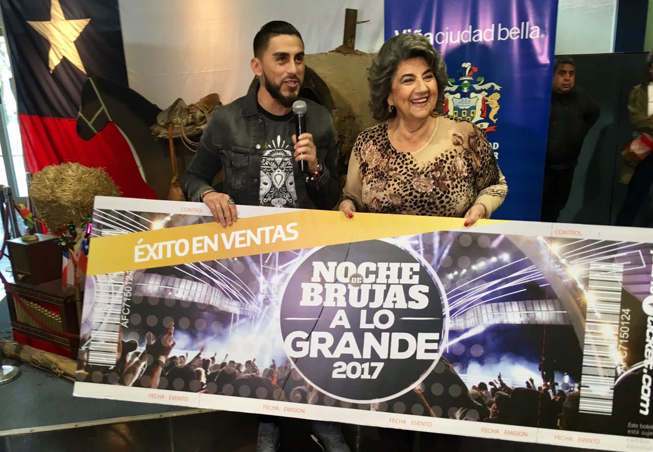 Grupo Noche de brujas invitó a  alcaldesa Virginia Reginato a la celebración de sus 15 años en la Quinta Vergara
