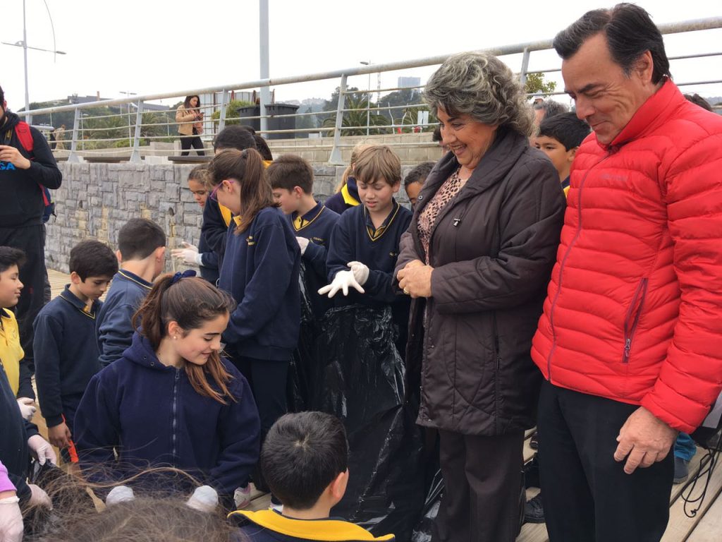 Imagen principal: Municipio de Viña del Mar se sumó al día internacional de limpieza de playas
