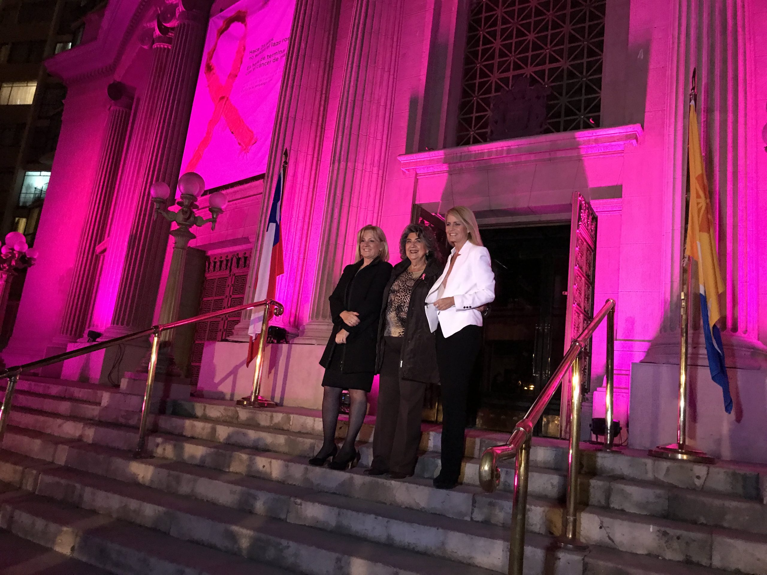 Viña del Mar ilumina edificios emblemáticos, sumándose a Campaña Mundial contra el cáncer de Mama