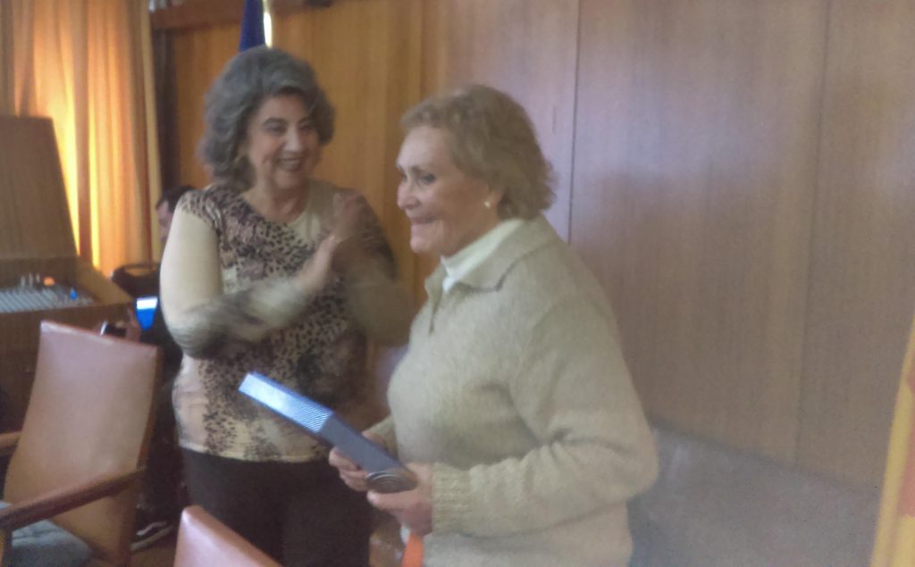 Imagen principal: Reconocimiento a nadadora Master que participó en Mundial de Budapest, entregó alcaldesa Viriginia Reginato