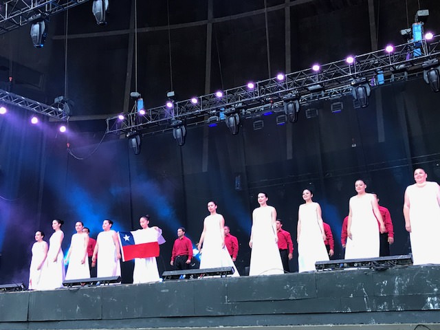 Reconocimiento a compañía folclórica “Maucó” que celebró 50 años de trayectoria entregó alcaldesa Virginia Reginato