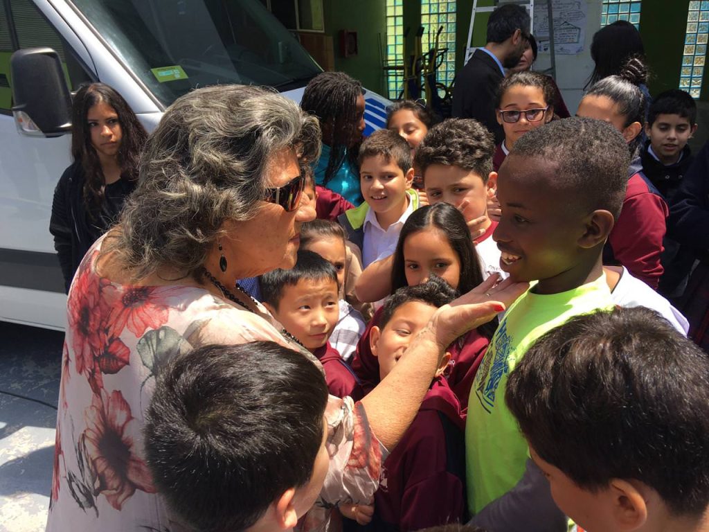 Imagen principal: Alumnos extranjeros que estudian en planteles municipales de Viña del Mar reciben apoyo para regularizar sus documentos