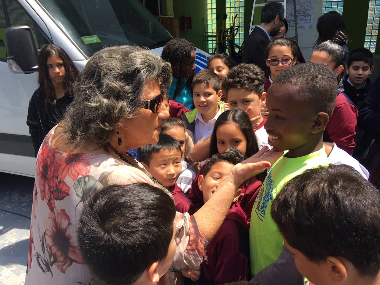 Alumnos extranjeros que estudian en planteles municipales de Viña del Mar reciben apoyo para regularizar sus documentos