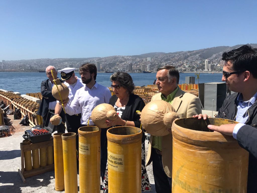 Imagen principal: Comenzó instalación de fuegos artificiales en plataformas de lanzamiento para Año Nuevo en el Mar
