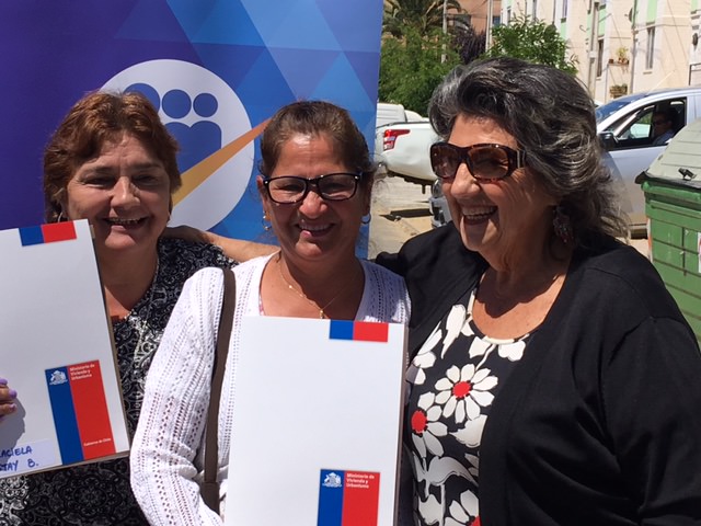 84 familias viñamarinas recibieron la escritura de sus viviendas de parte de alcaldesa Virginia Reginato y Serviu