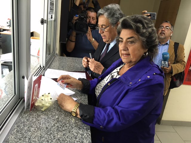 Alcaldesa Virginia Reginato interpuso querella contra jóvenes que manipularon manecillas del reloj de flores