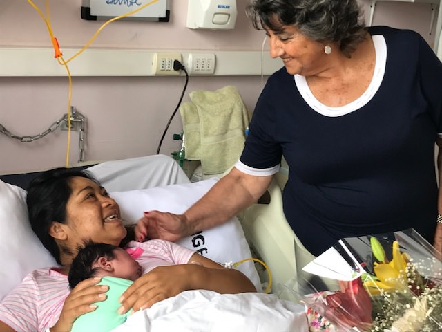Alcaldesa Virginia Reginato visita a los primeros bebés nacidos este 2018 en Viña del Mar