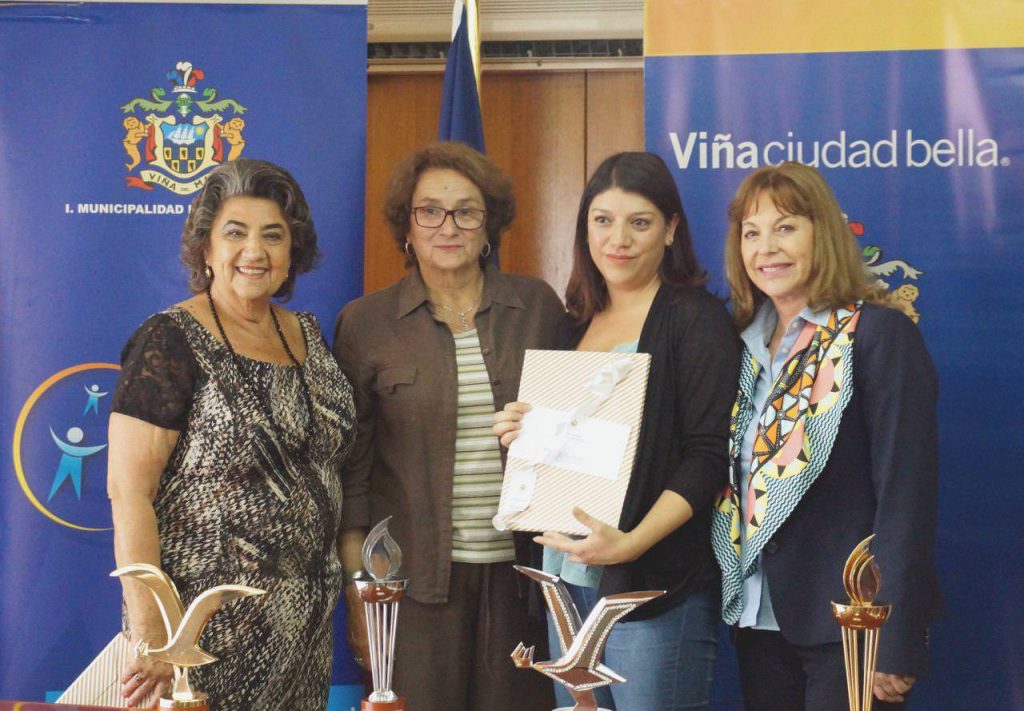 Imagen principal: MUNICIPIO PREMIÓ A GANADORES DEL CONCURSO “GRACIAS MAMÁ” CON ENTRADAS PARA EL FESTIVAL DE VIÑA