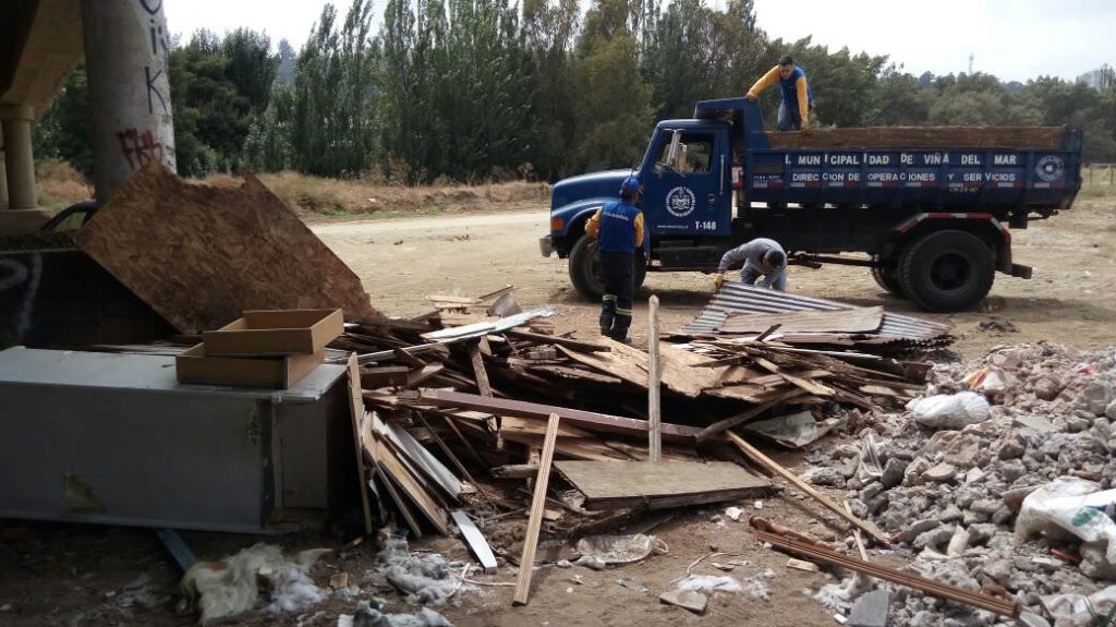 Imagen principal: Municipio de Viña del Mar desarrolla trabajos de limpieza en lecho del estero