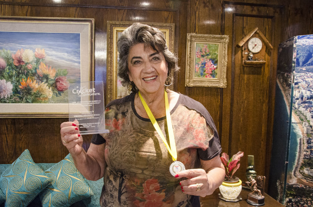 Reconocimiento por apoyo al cricket recibió alcaldesa Virginia Reginato