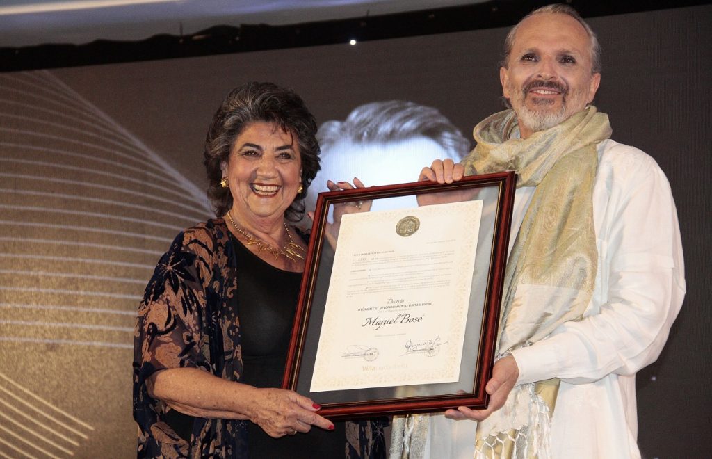 Imagen de la noticia: Miguel Bosé, declarado Visita Ilustre