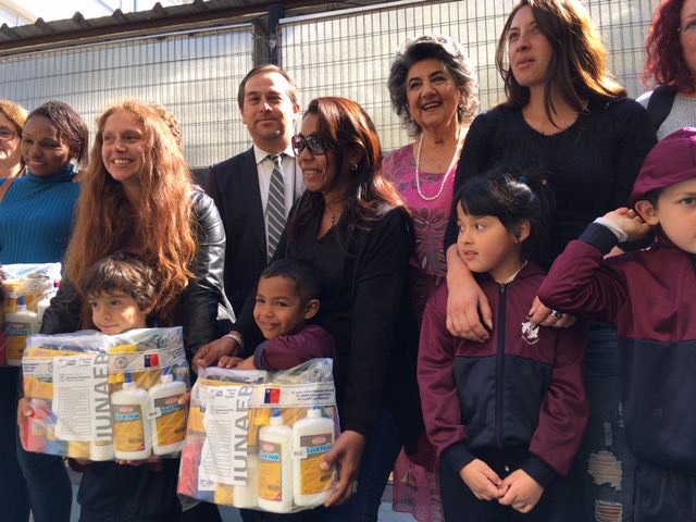 Útiles escolares a estudiantes viñamarinos entregaron  alcaldesa Virginia Reginato y JUNAEB
