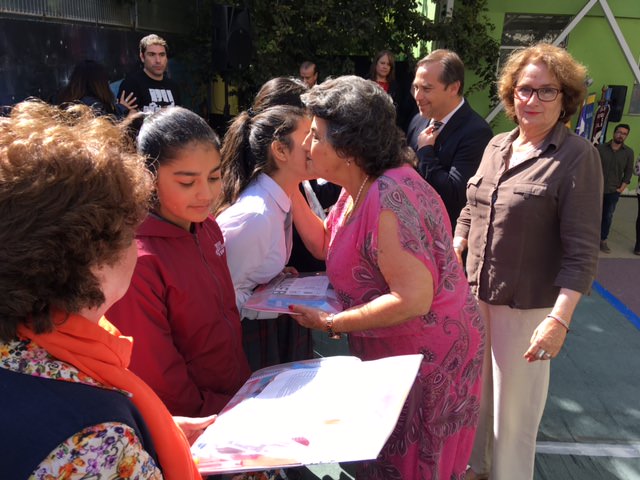 Imagen de la noticia: Entrega útiles escolares a alumnos viñamarinos